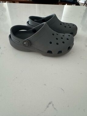 YOUTH UNISEX CROCS SIZE C12 GRAY
